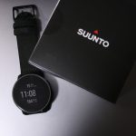 SUUNTO 9 PEAK PRO本体とパッケージを並べた俯瞰写真
