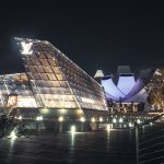 夜景に浮かぶルイ・ヴィトンの建屋の写真
