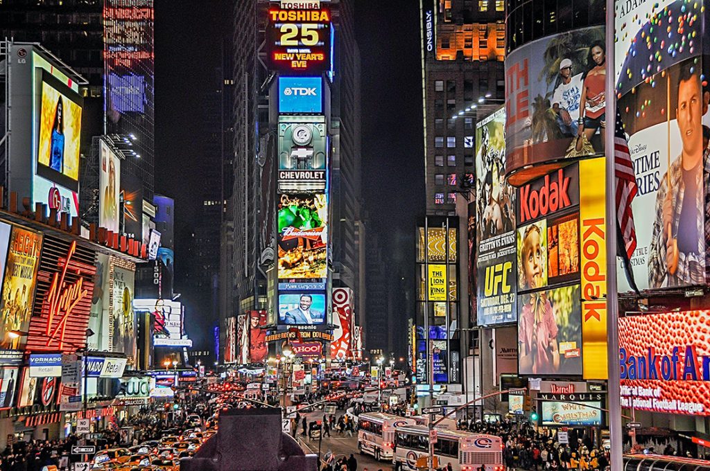 広告に溢れたニューヨークのタイムズスクエアの写真