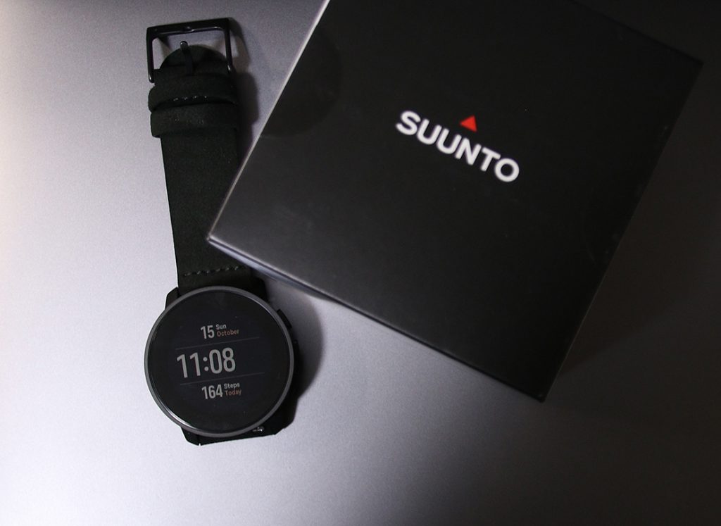 SUUNTO 9 PEAK PRO本体とパッケージを並べた俯瞰写真