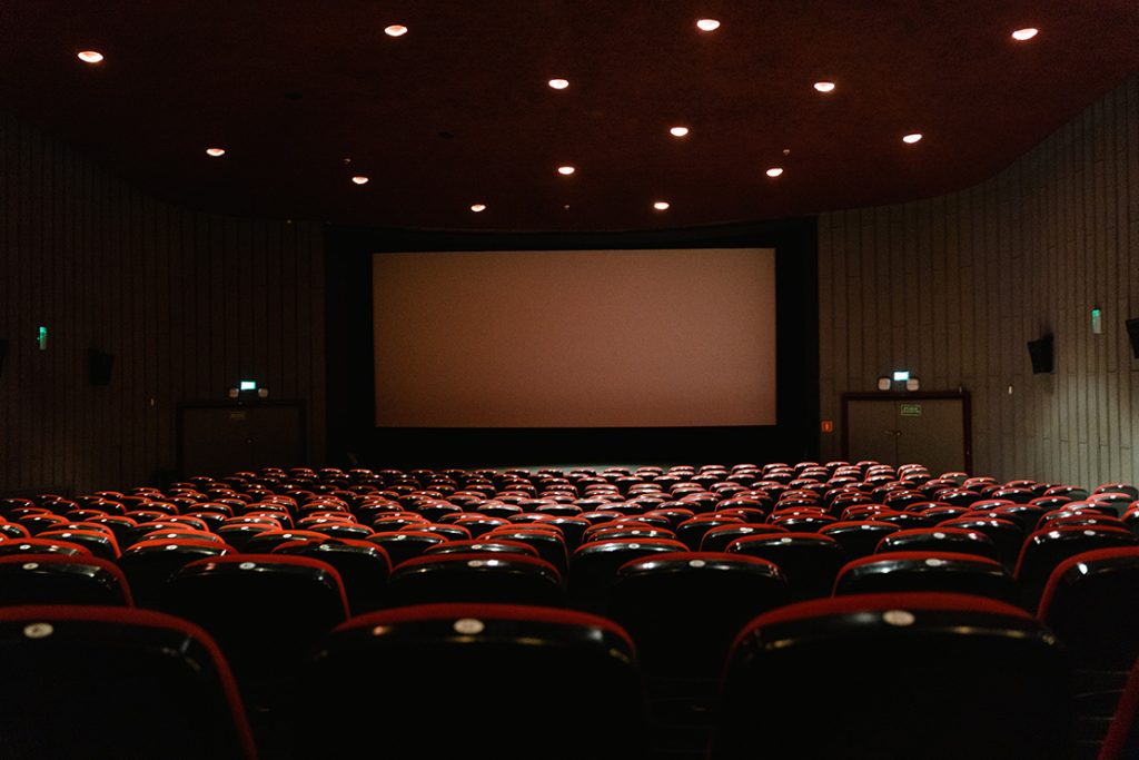 映画館のシアター内をスクリーンに向かって撮られた写真