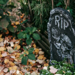 「RIP」と書かれた小さな墓石のある写真